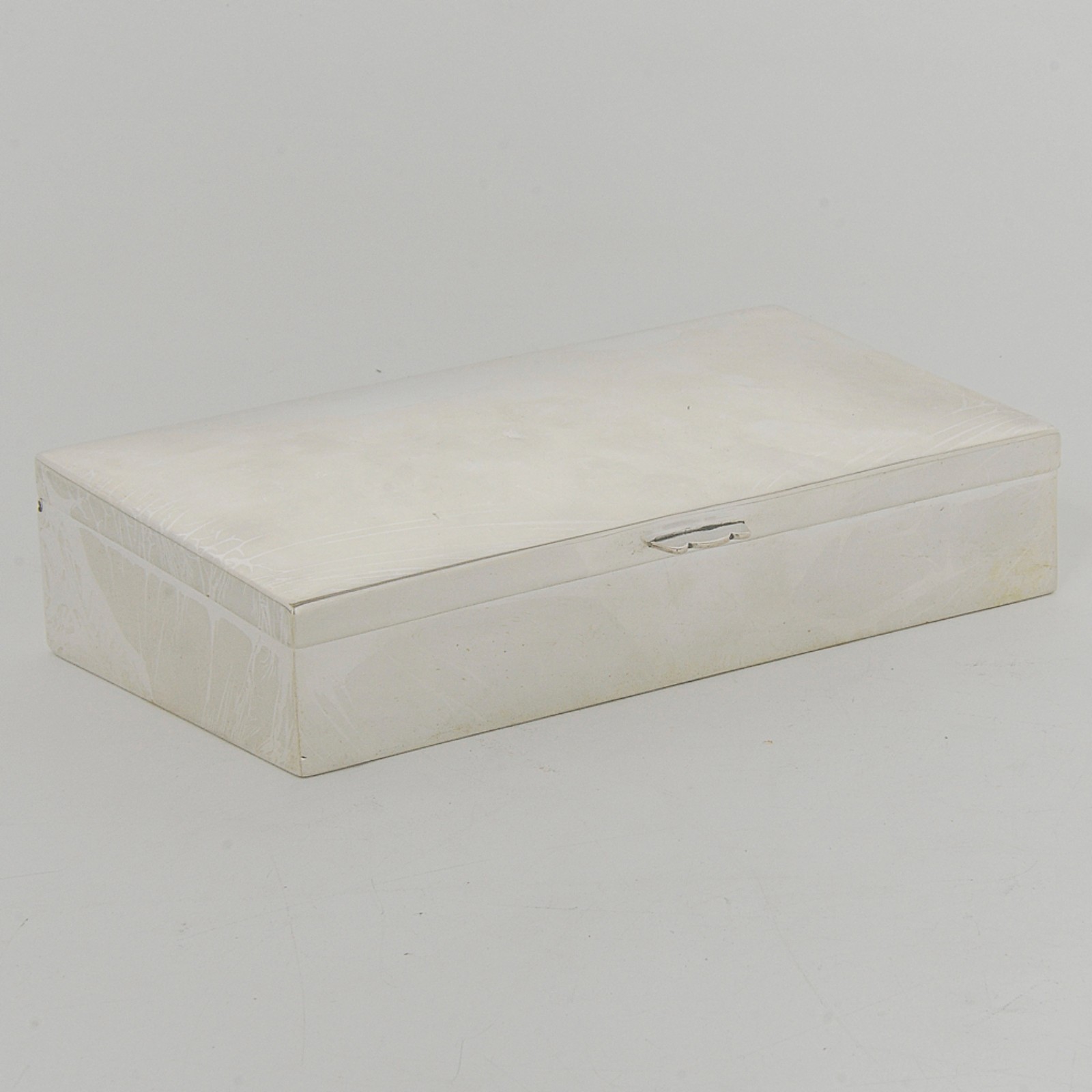 Caixa para cigarros, de mesa, em prata chilena lisa. Interior forrado... - foto 1 de 3