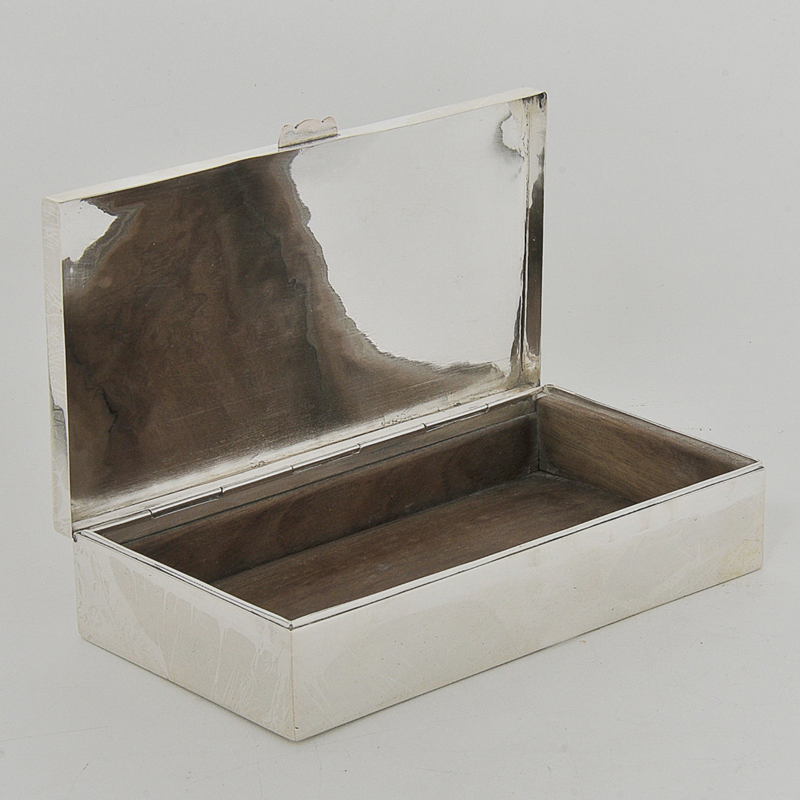Caixa para cigarros, de mesa, em prata chilena lisa. Interior forrado... - foto 2 de 3