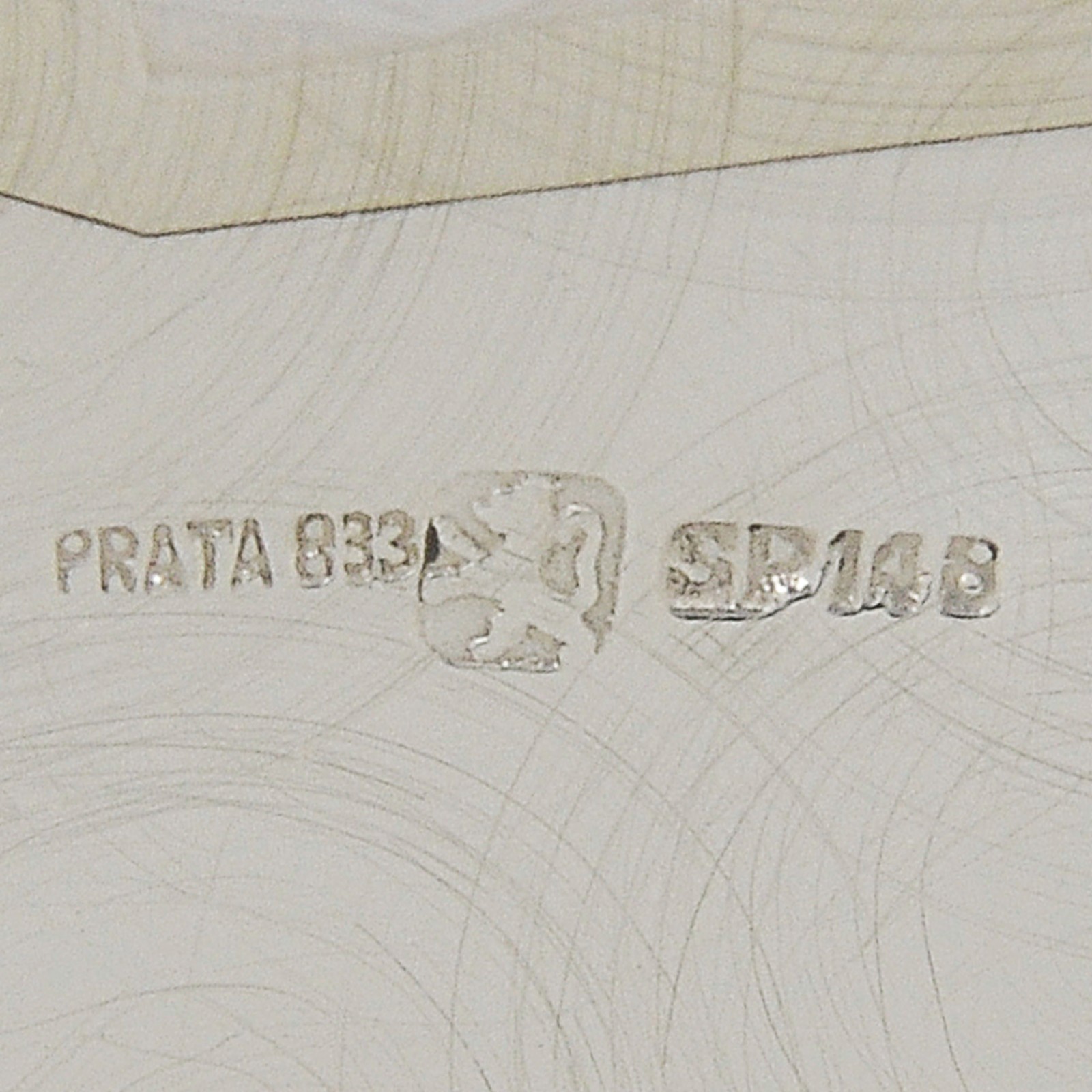 Jarra bojuda em prata brasileira, moldada no formato de barril... - foto 4 de 4