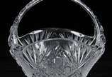 Cesta em cristal europeu ricamente lapidado com... - Cesta em cristal europeu ricamente lapidado com lapidação, estrela, friso e tijolinho. <br><br>Lote não exposto. Em caso de arremate, a retirada...