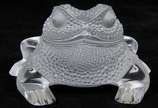 René Lalique (1860-1945),  - Estatueta sapo em bloco de cristal francês ricamente lapidado representando sapo. Peça assinada.<br><br>Lote não exposto cod.l5