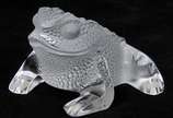 René Lalique (1860-1945),  - Estatueta sapo em bloco de cristal francês ricamente lapidado representando sapo. Peça assinada.<br><br>Lote não exposto cod.l5