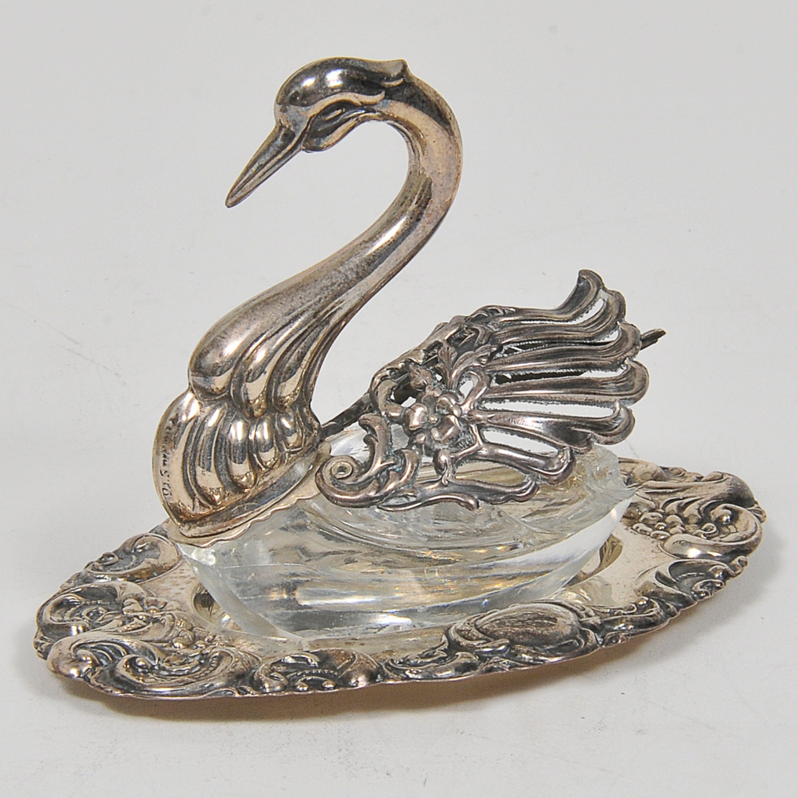 Par de saleiros em prata e cristal, no formato de cisnes, apoiados em... - foto 2 de 4