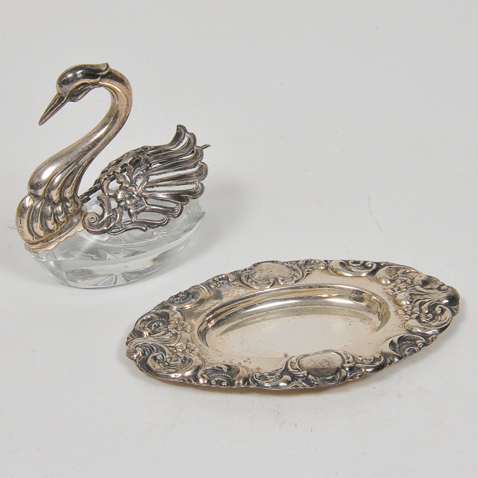 Par de saleiros em prata e cristal, no formato de cisnes, apoiados em... - foto 3 de 4