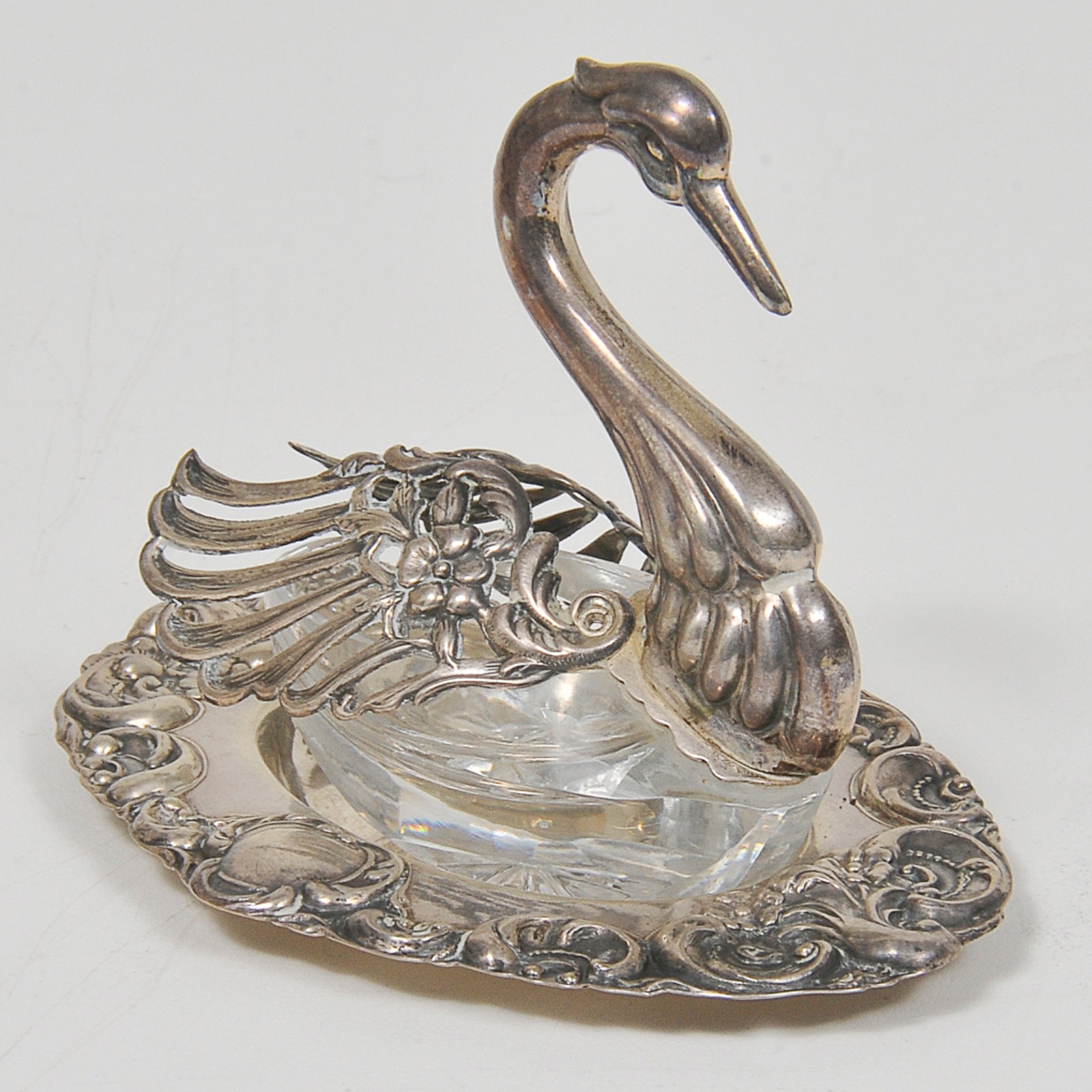 Par de saleiros em prata e cristal, no formato de cisnes, apoiados em... - foto 4 de 4