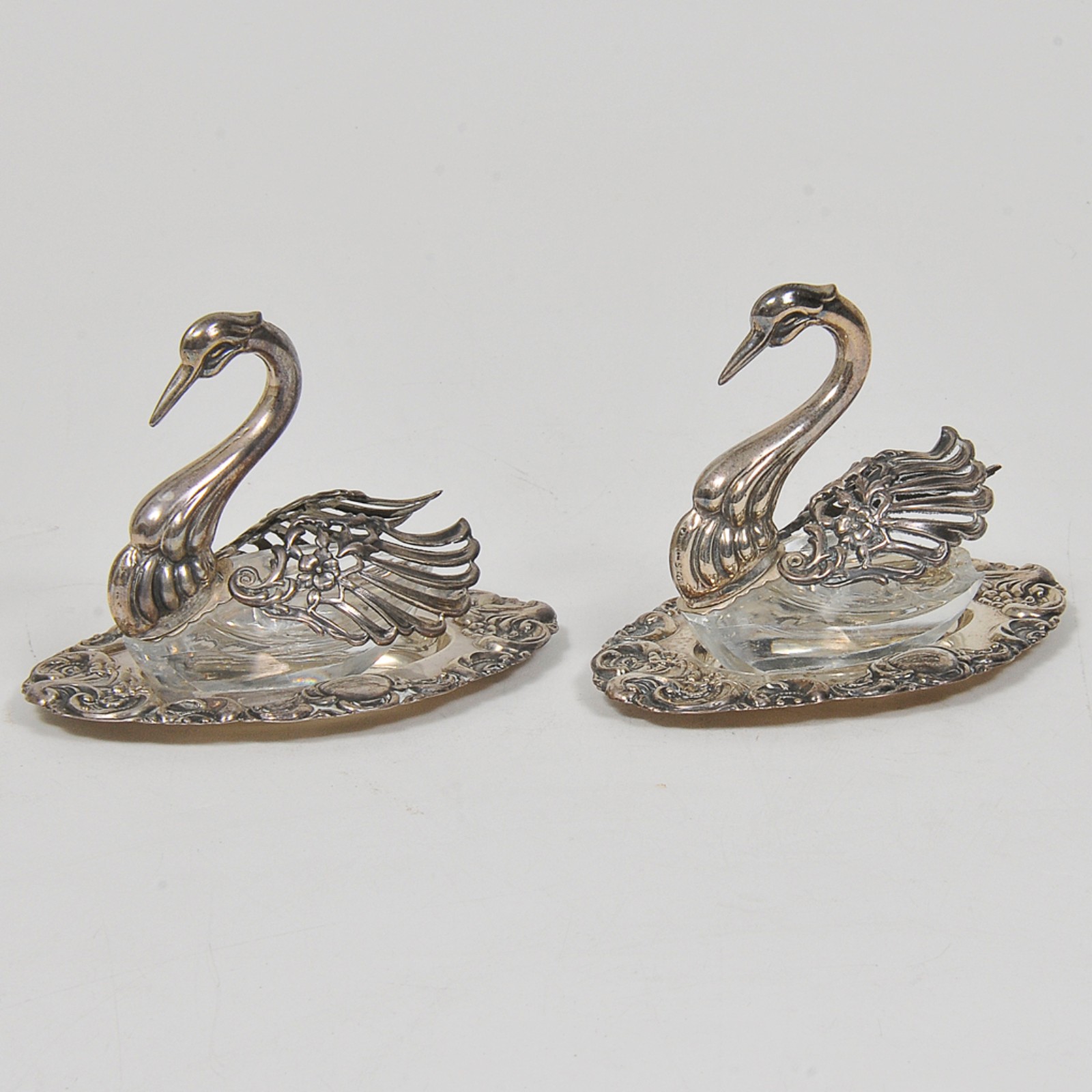 Par de saleiros em prata e cristal, no formato de cisnes, apoiados em... - foto 1 de 4