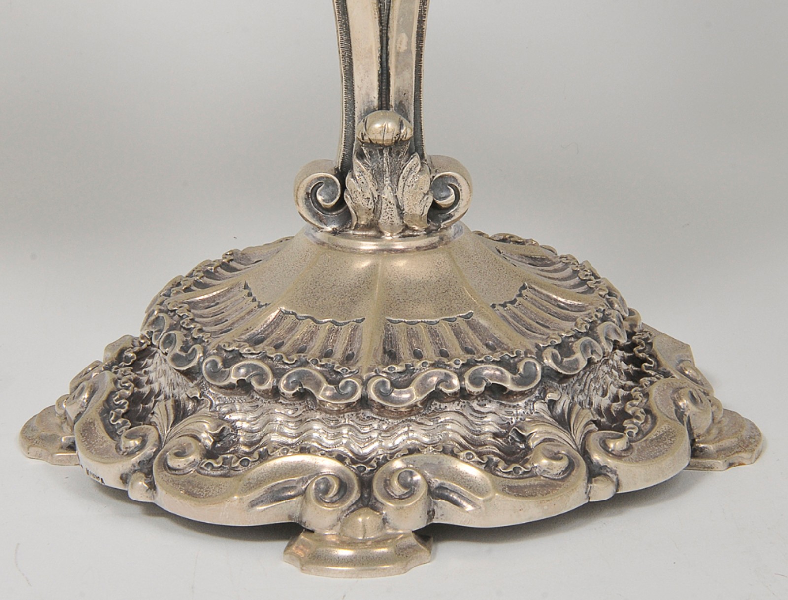 Par de candelabros para 3 velas em prata portuguesa ornada por... - foto 3 de 5