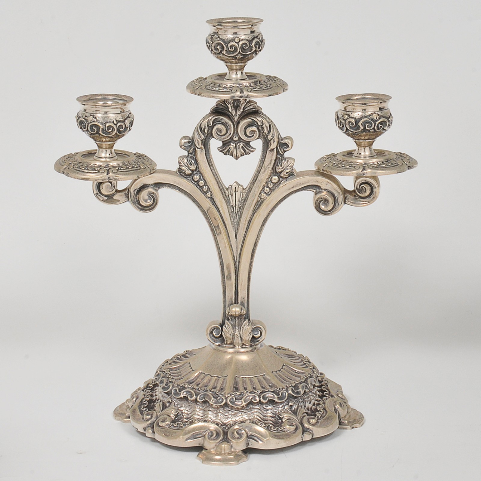 Par de candelabros para 3 velas em prata portuguesa ornada por... - foto 2 de 5