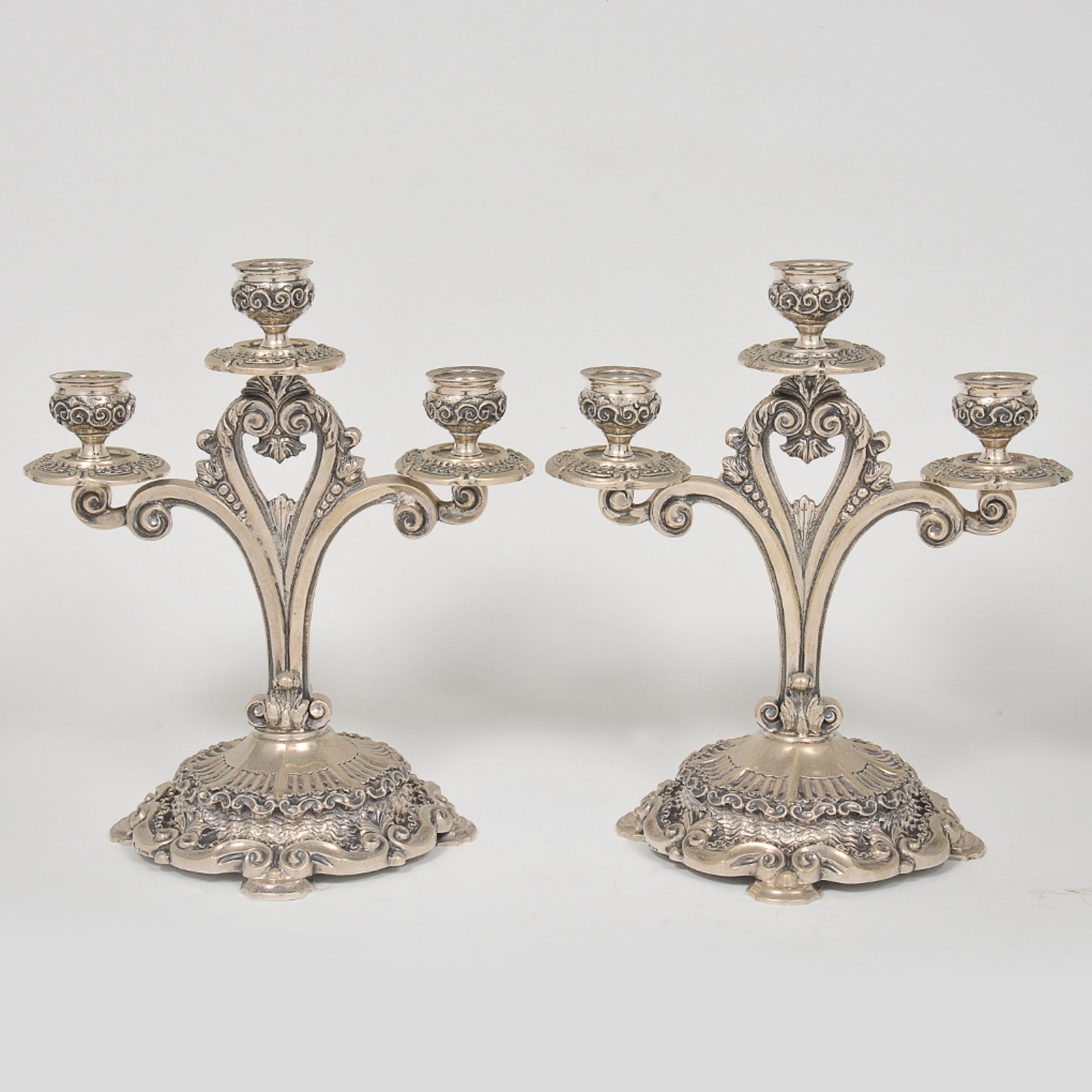 Par de candelabros para 3 velas em prata portuguesa ornada por... - foto 1 de 5