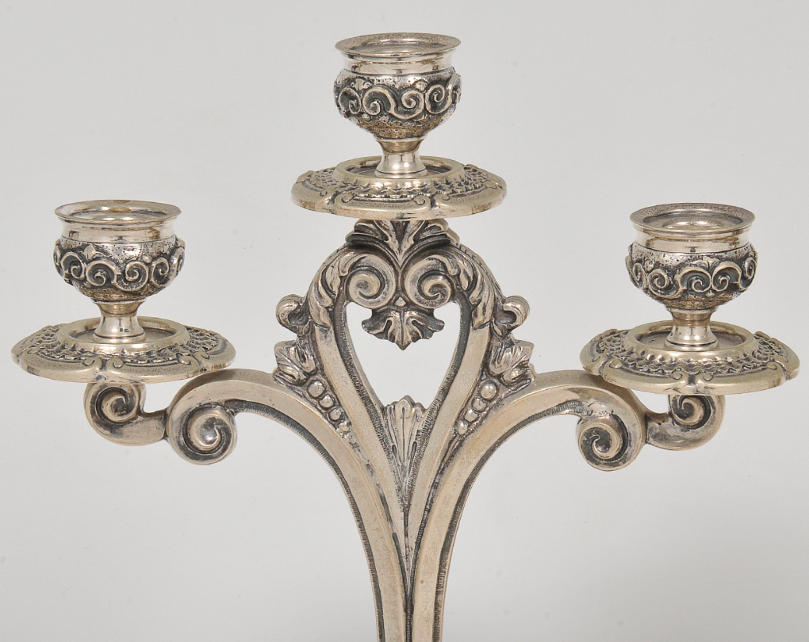 Par de candelabros para 3 velas em prata portuguesa ornada por... - foto 4 de 5