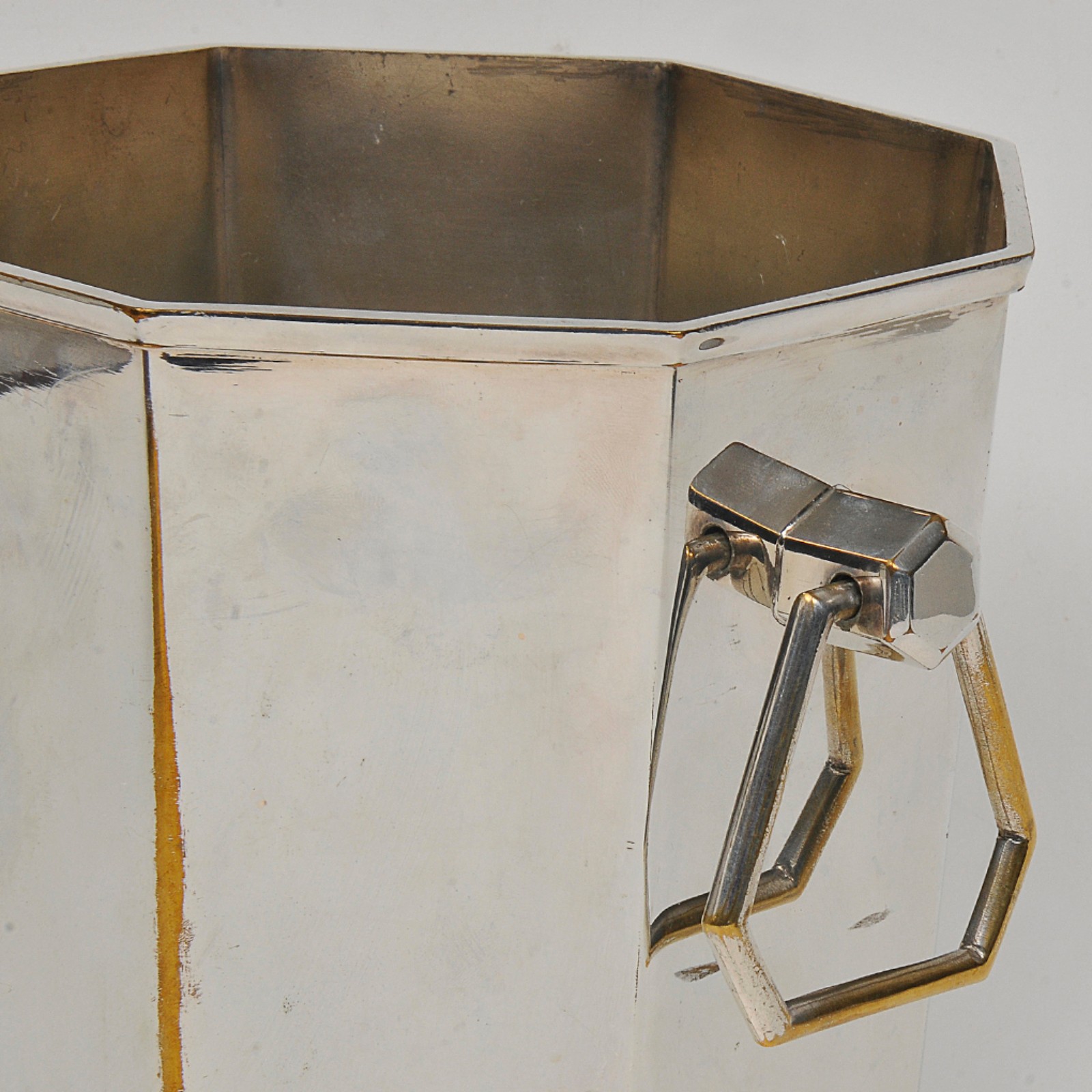 Balde para gelo em metal prateado liso, de formato octagonal, alças... - foto 2 de 2