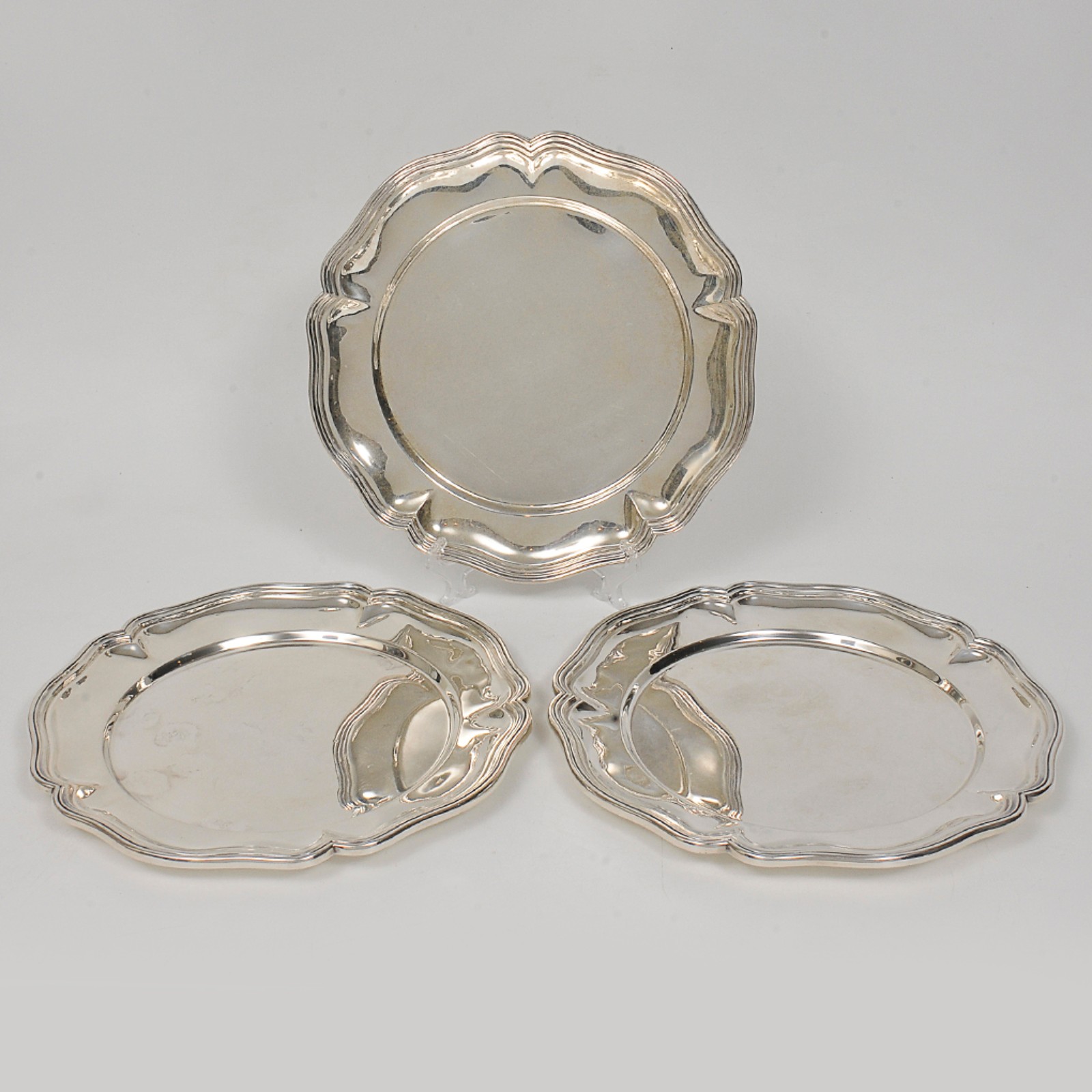 Conjunto de 3 travessas circulares em prata peruana lisa. Bordas... - foto 1 de 4