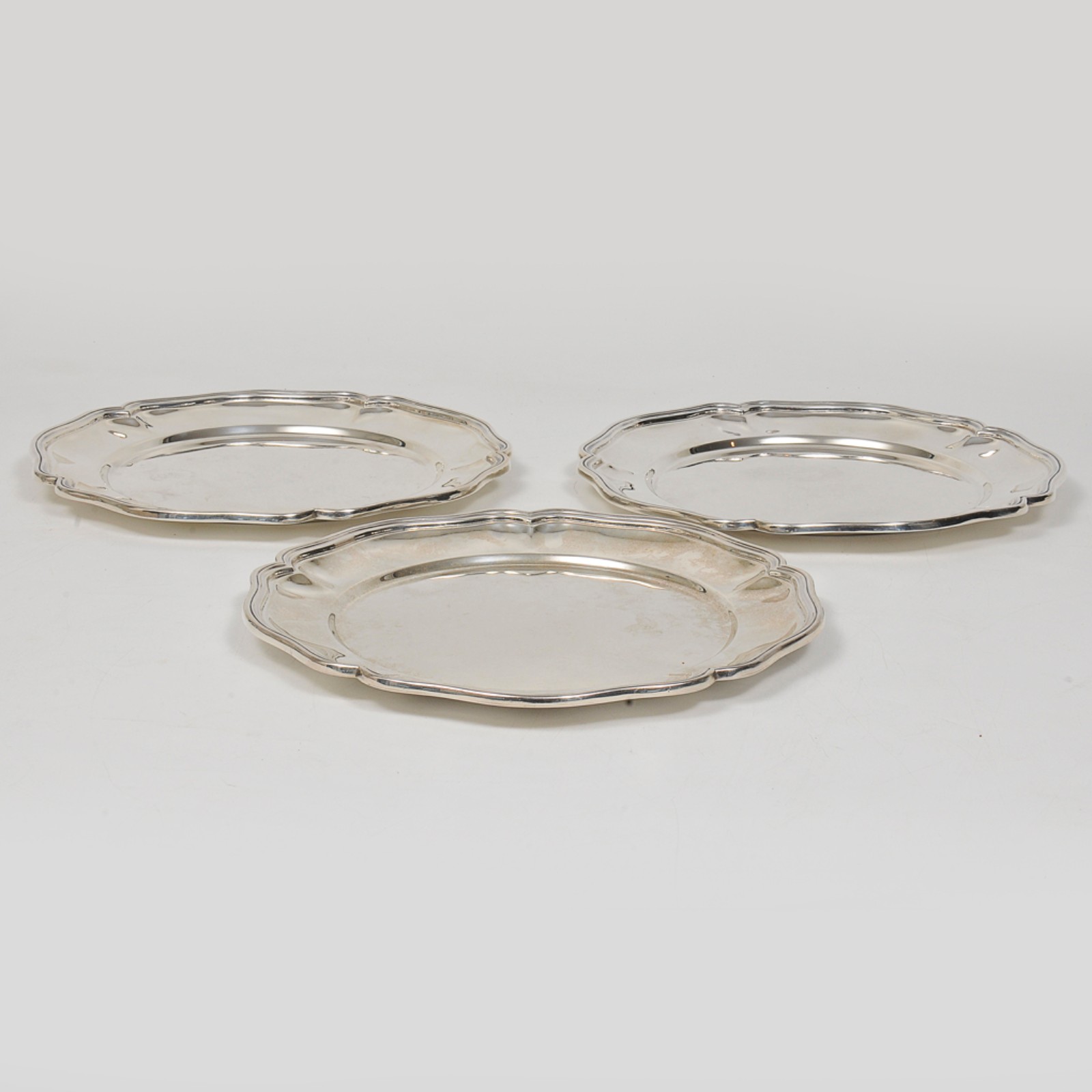 Conjunto de 3 travessas circulares em prata peruana lisa. Bordas... - foto 3 de 4