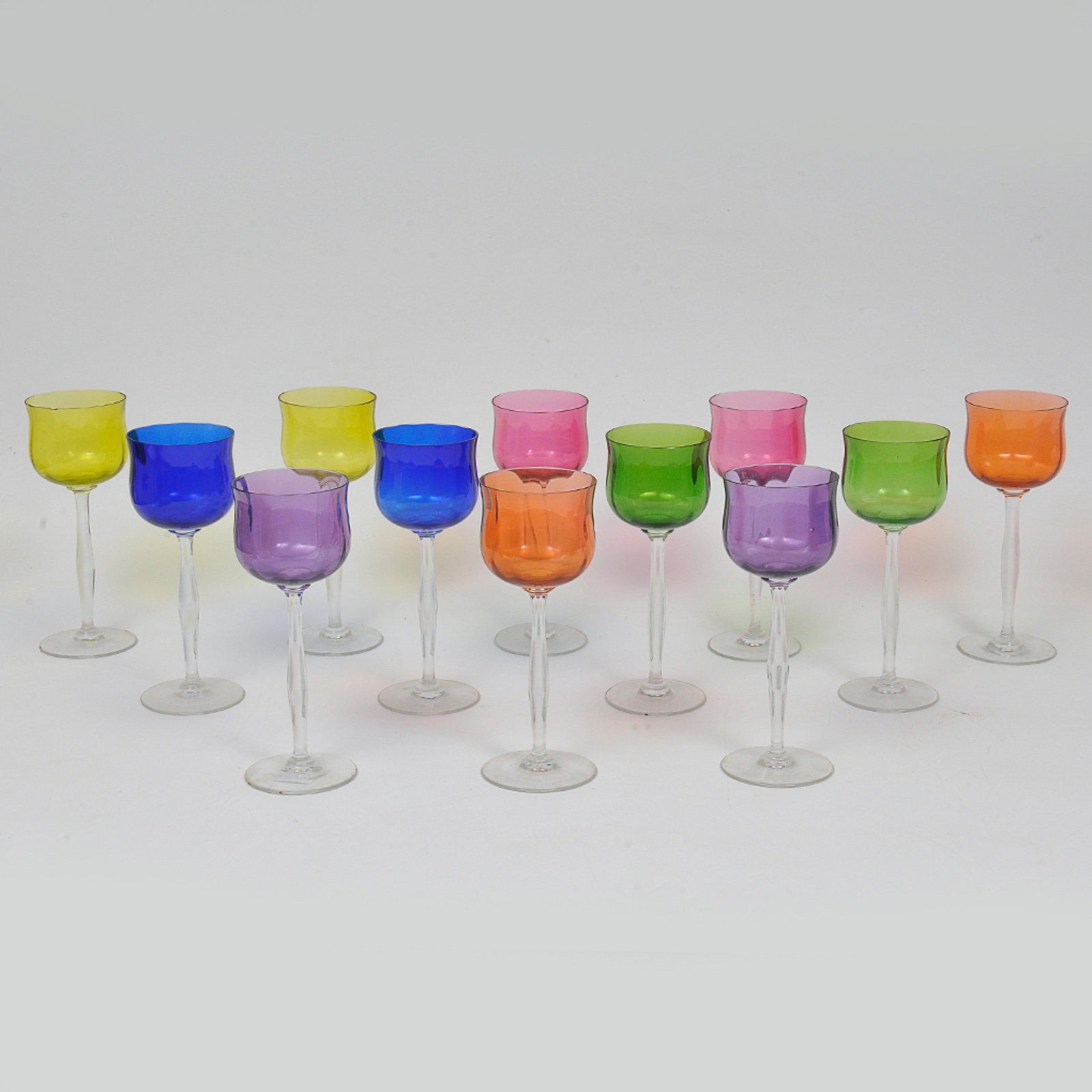 Conjunto com 12 taças para vinho em cristal europeu colorido. Séc. XX... - foto 1 de 3