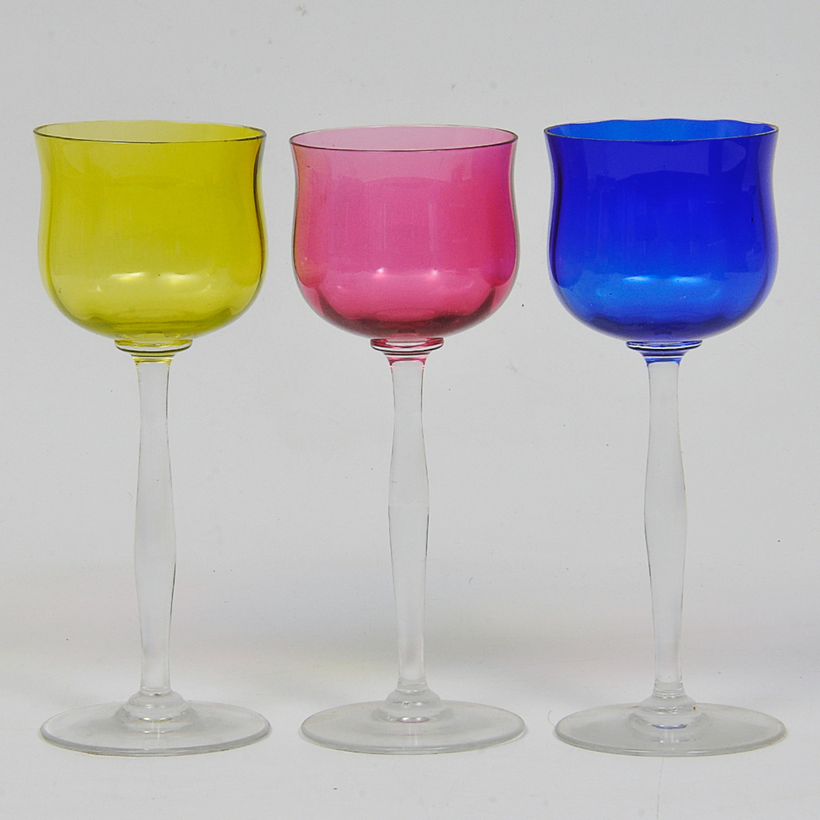 Conjunto com 12 taças para vinho em cristal europeu colorido. Séc. XX... - foto 2 de 3