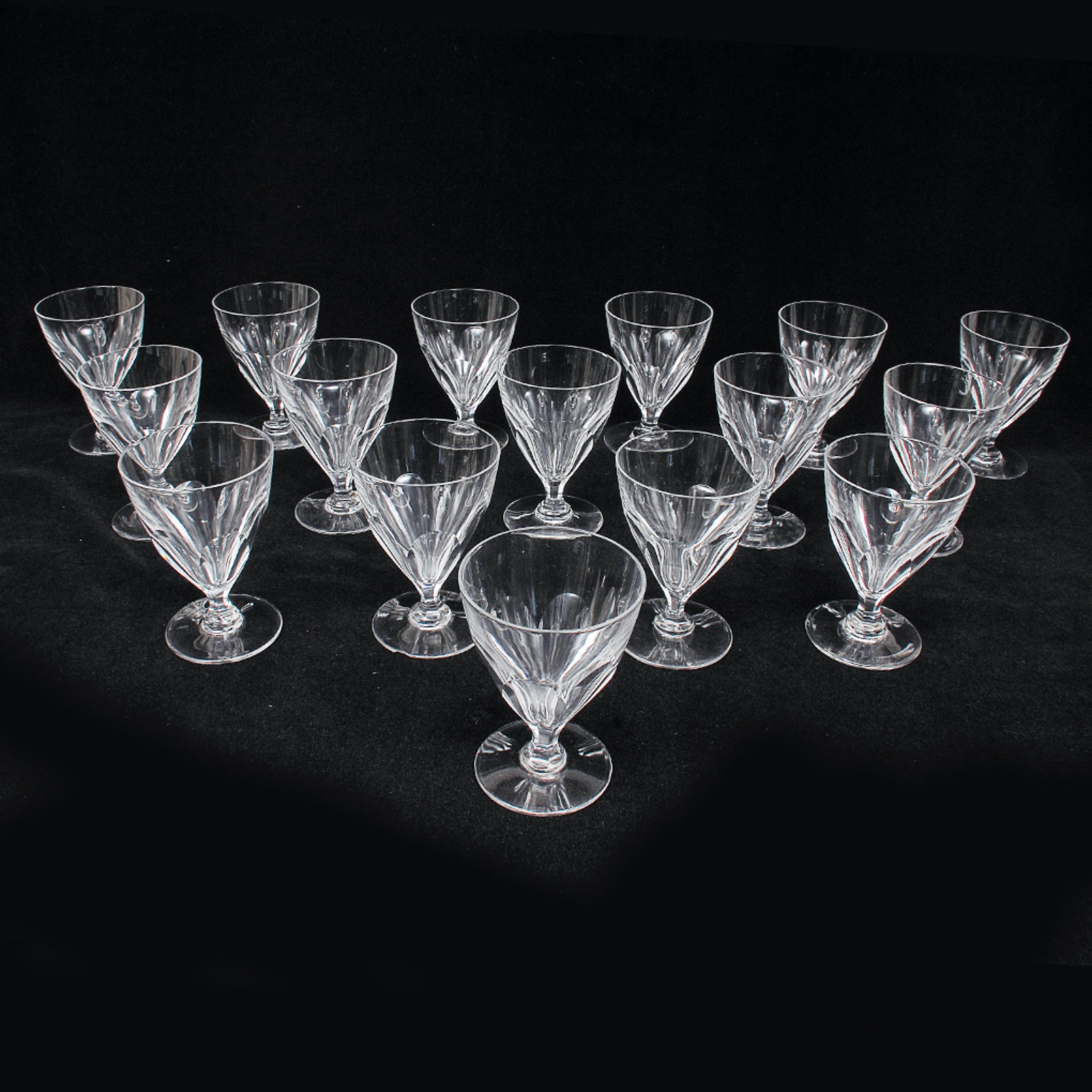 Lote composto por 16 taças para vinho em cristal europeu ricamente... - foto 3 de 3