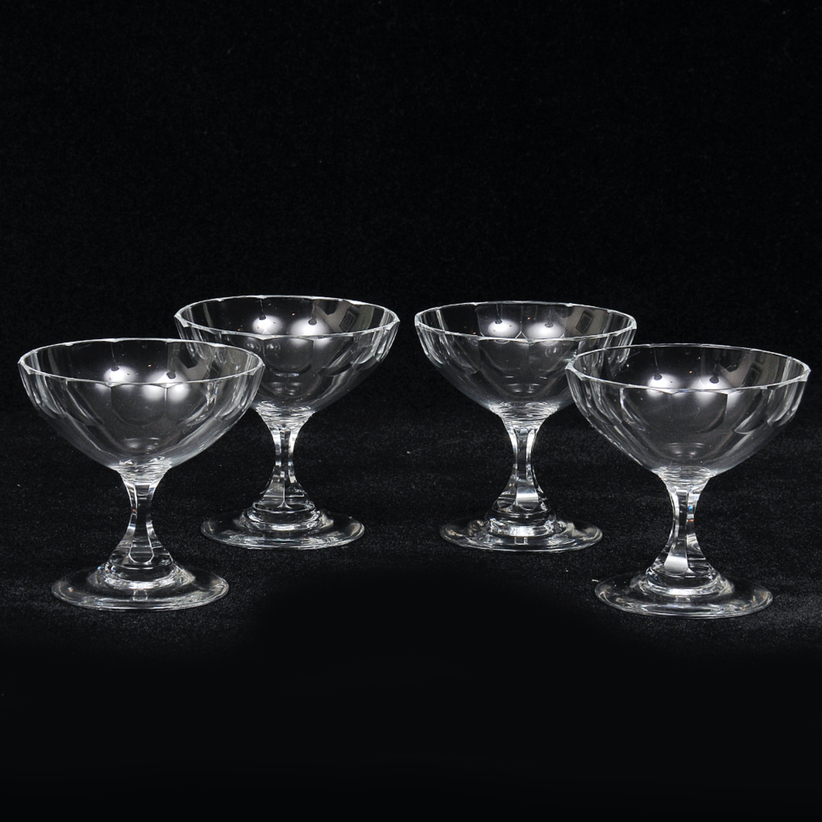 Lote constando 4 taças para vinho em cristal translúcido ricamente... - foto 1 de 2