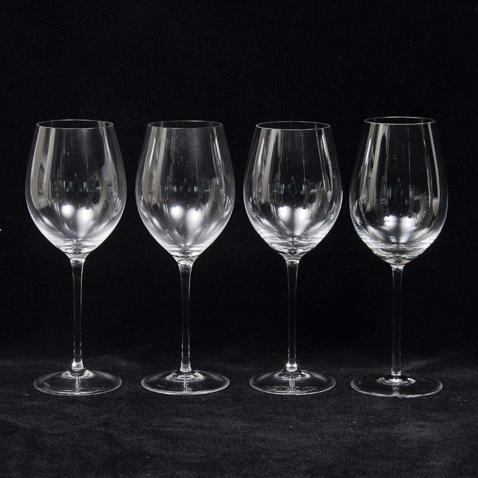 Lote constando 6 taças para vinho tinto em cristal translúcido com...