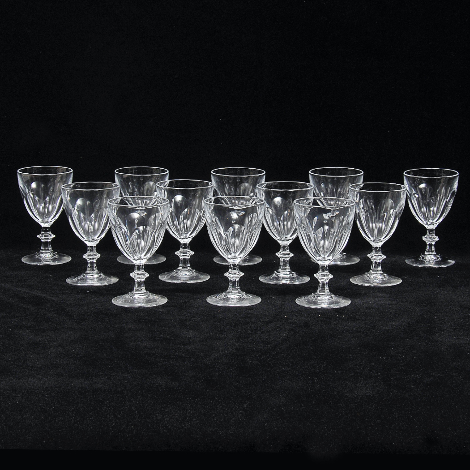 Lote composto por 12 taças para licor em cristal europeu translúcido... - foto 1 de 3