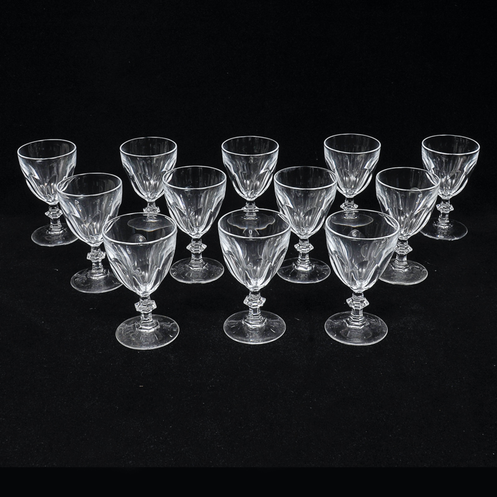 Lote composto por 12 taças para licor em cristal europeu translúcido... - foto 3 de 3
