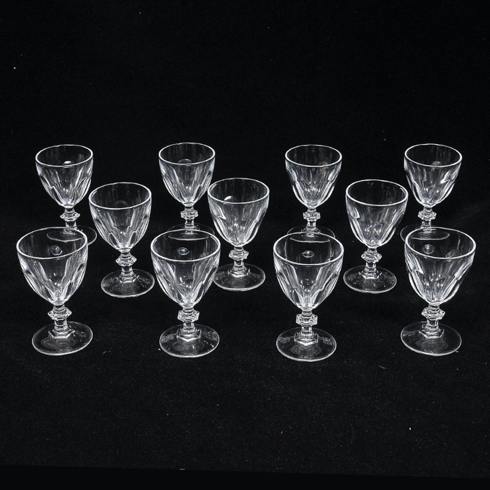 Lote composto por 12 taças para licor em cristal europeu translúcido... - foto 2 de 3