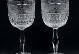 Lote composto por 10 taças  para vinho branco e... - Lote composto por 10 taças  para vinho branco em cristal francês  translúcido ricamente lapidados com parte superior do bojo com faixa lavrada c...