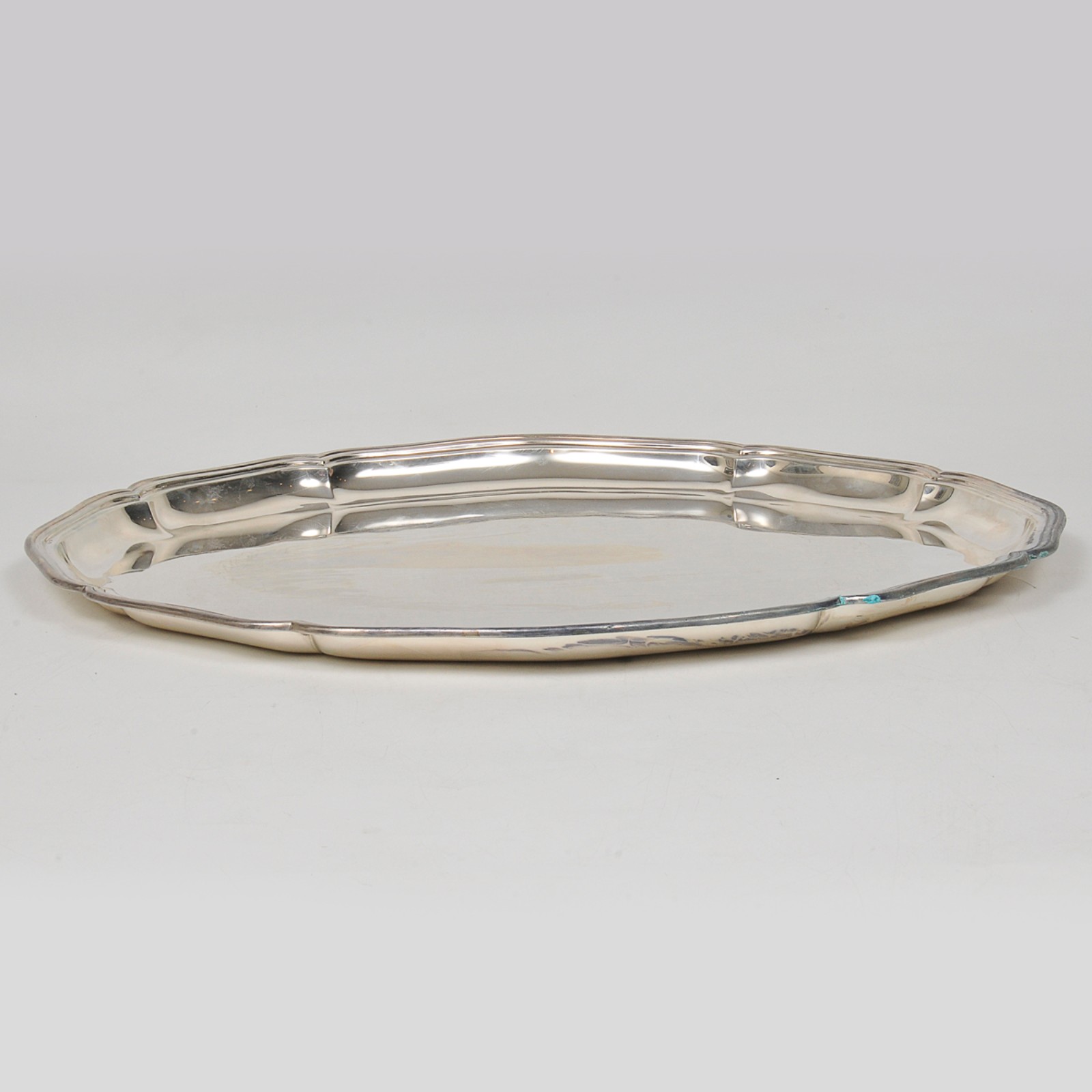 Travessa oval em prata brasileira lisa, ornamentada por borda... - foto 3 de 3