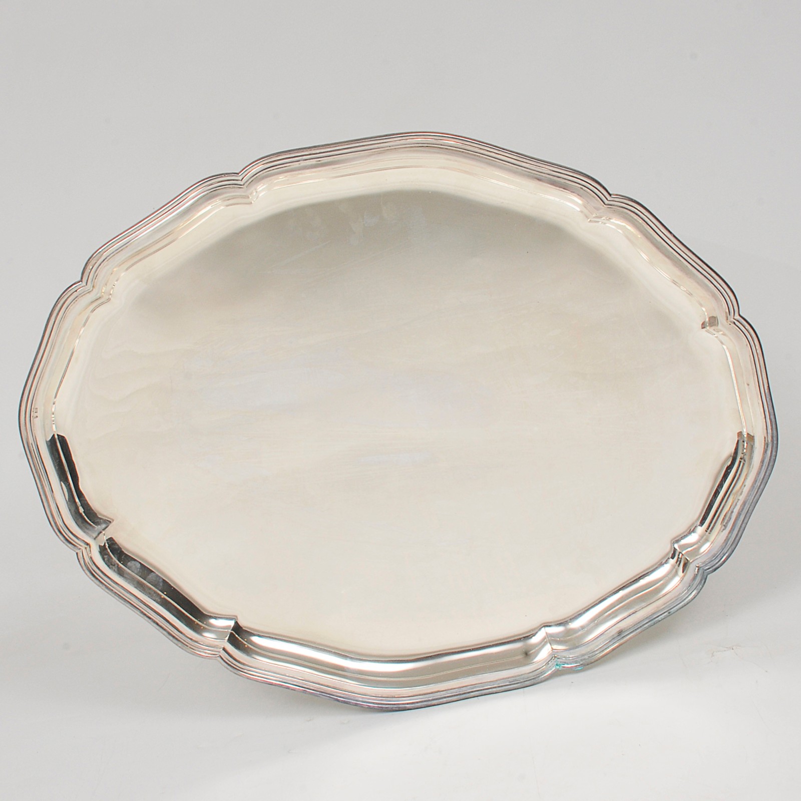 Travessa oval em prata brasileira lisa, ornamentada por borda... - foto 2 de 3