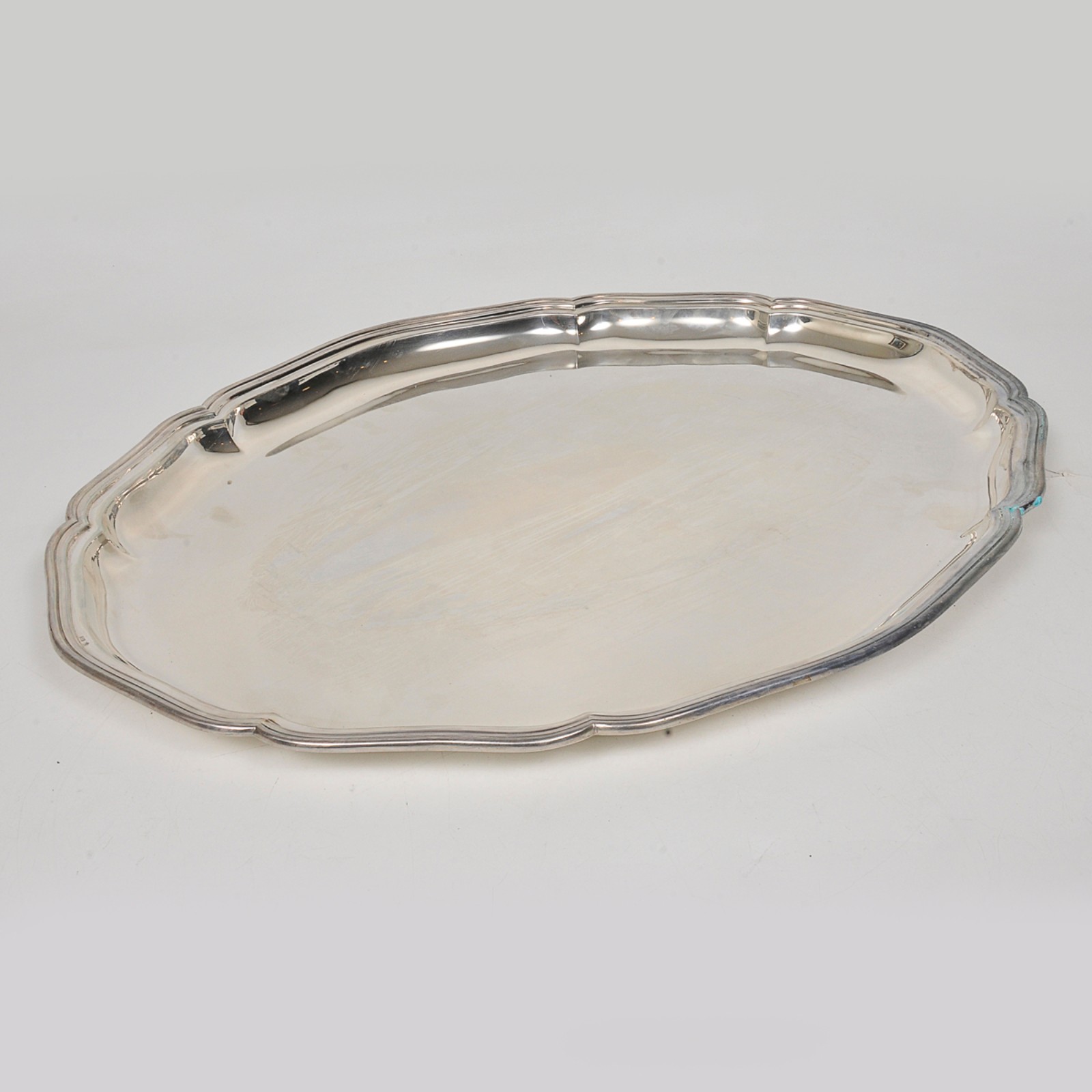 Travessa oval em prata brasileira lisa, ornamentada por borda... - foto 1 de 3