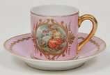 Limoges (1771),  - Lote composto por 10 xícaras de cafe em porcelana de coleção do séc. XIX na cor rosa decorada com figuras na galeria central com detalhes dourados. <b