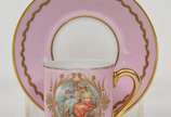 Limoges (1771),  - Lote composto por 10 xícaras de cafe em porcelana de coleção do séc. XIX na cor rosa decorada com figuras na galeria central com detalhes dourados. <b