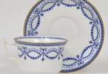 WEDGWOOD (1759),  - Conjunto para sobremesa em porcelana inglesa manufatura Wedgwood nas cores azul e branca decorada com laçarotes em esmalte ricamente policromado endo: