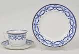 WEDGWOOD (1759),  - Conjunto para sobremesa em porcelana inglesa manufatura Wedgwood nas cores azul e branca decorada com laçarotes em esmalte ricamente policromado endo: