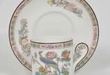 Conjunto de 16 xícaras com pires para café em p... - Conjunto de 16 xícaras com pires para café em porcelana inglesa Wedgwood decorado com ave e flores.  Inicio Séc. XX<br><br>Lote não exposto. Em ...