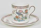 Conjunto de 16 xícaras com pires para café em p... - Conjunto de 16 xícaras com pires para café em porcelana inglesa Wedgwood decorado com ave e flores.  Inicio Séc. XX<br><br>Lote não exposto. Em ...