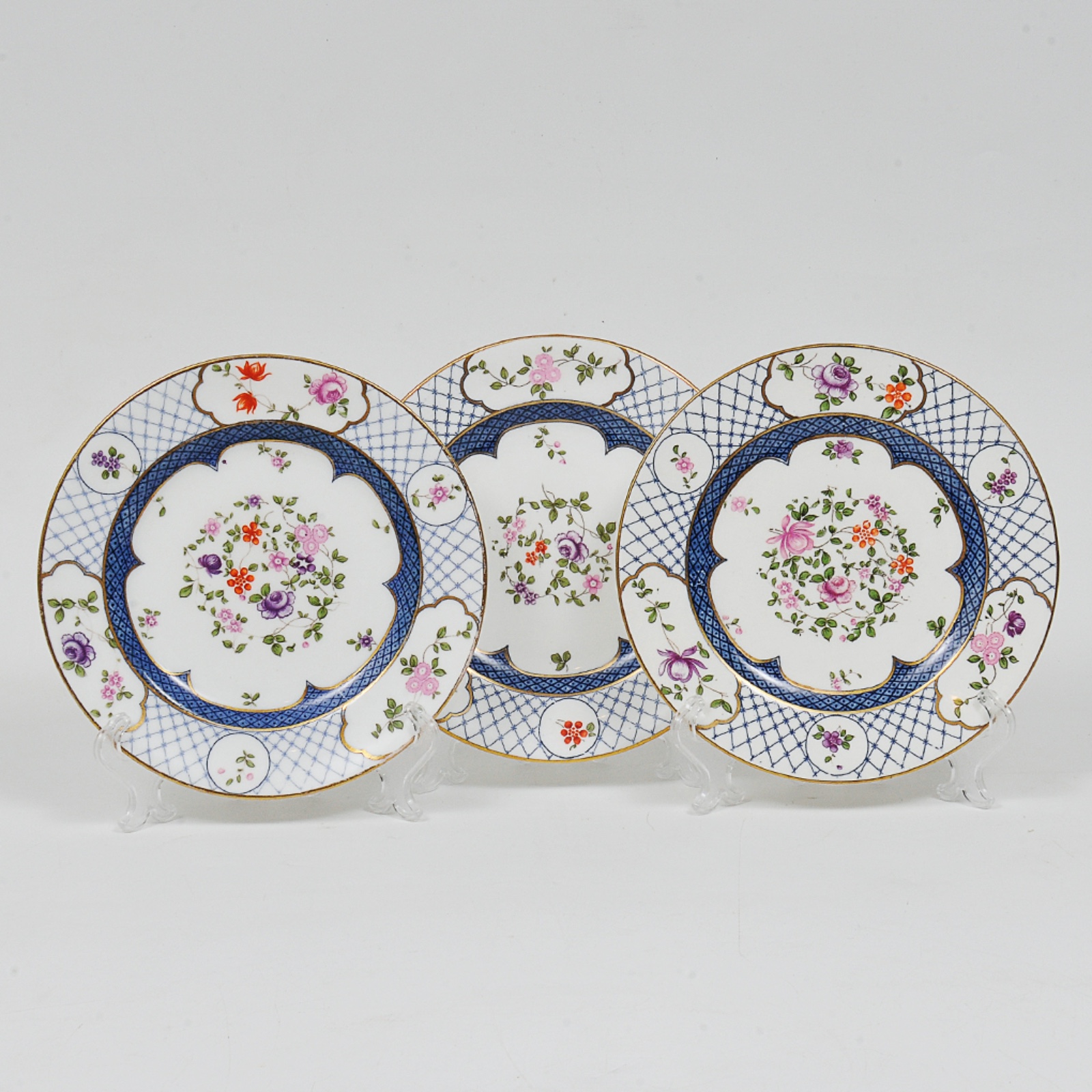 Três pratos em porcelana inglesa Starfordshire. Séc. XX Lote não... - foto 1 de 3
