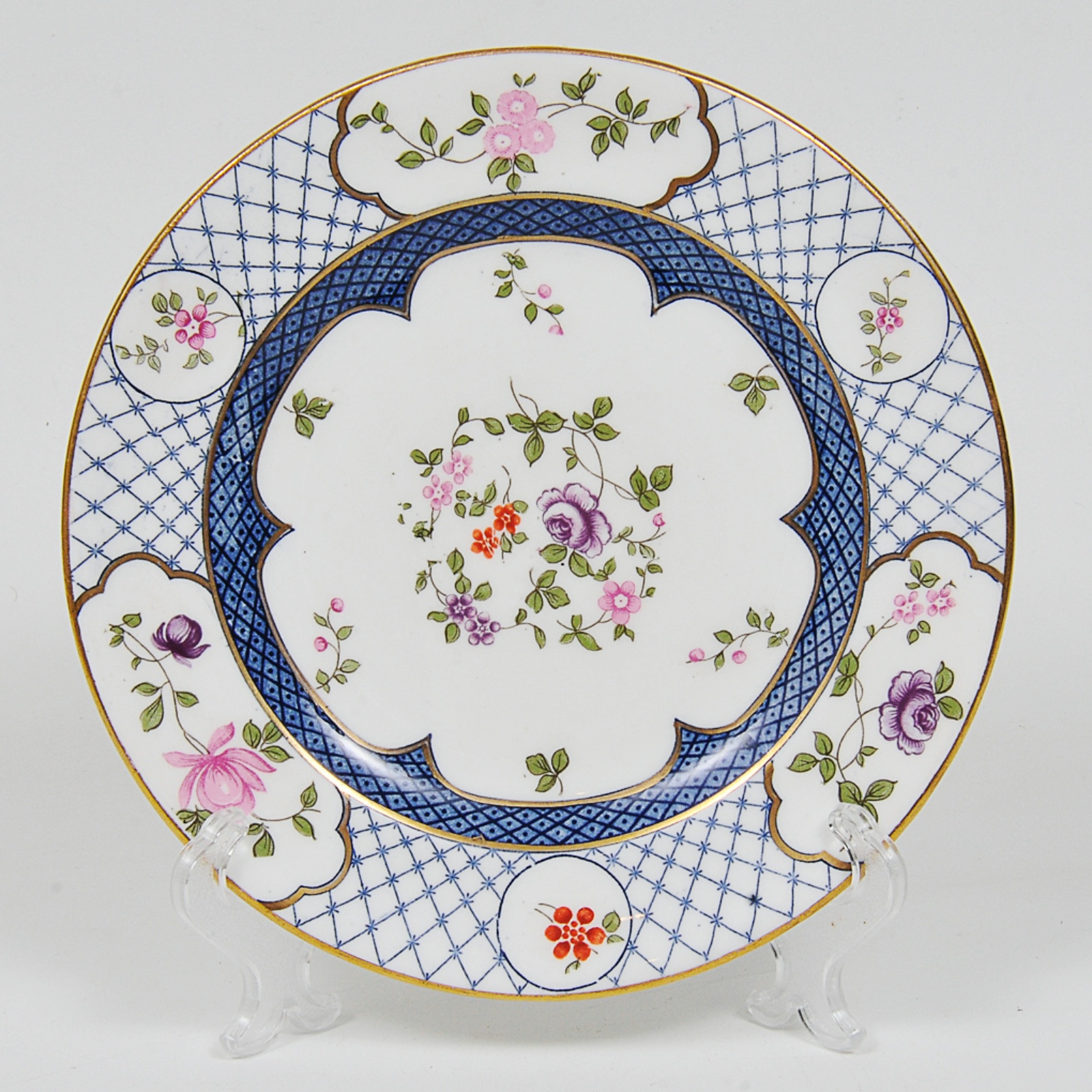 Três pratos em porcelana inglesa Starfordshire. Séc. XX Lote não... - foto 2 de 3