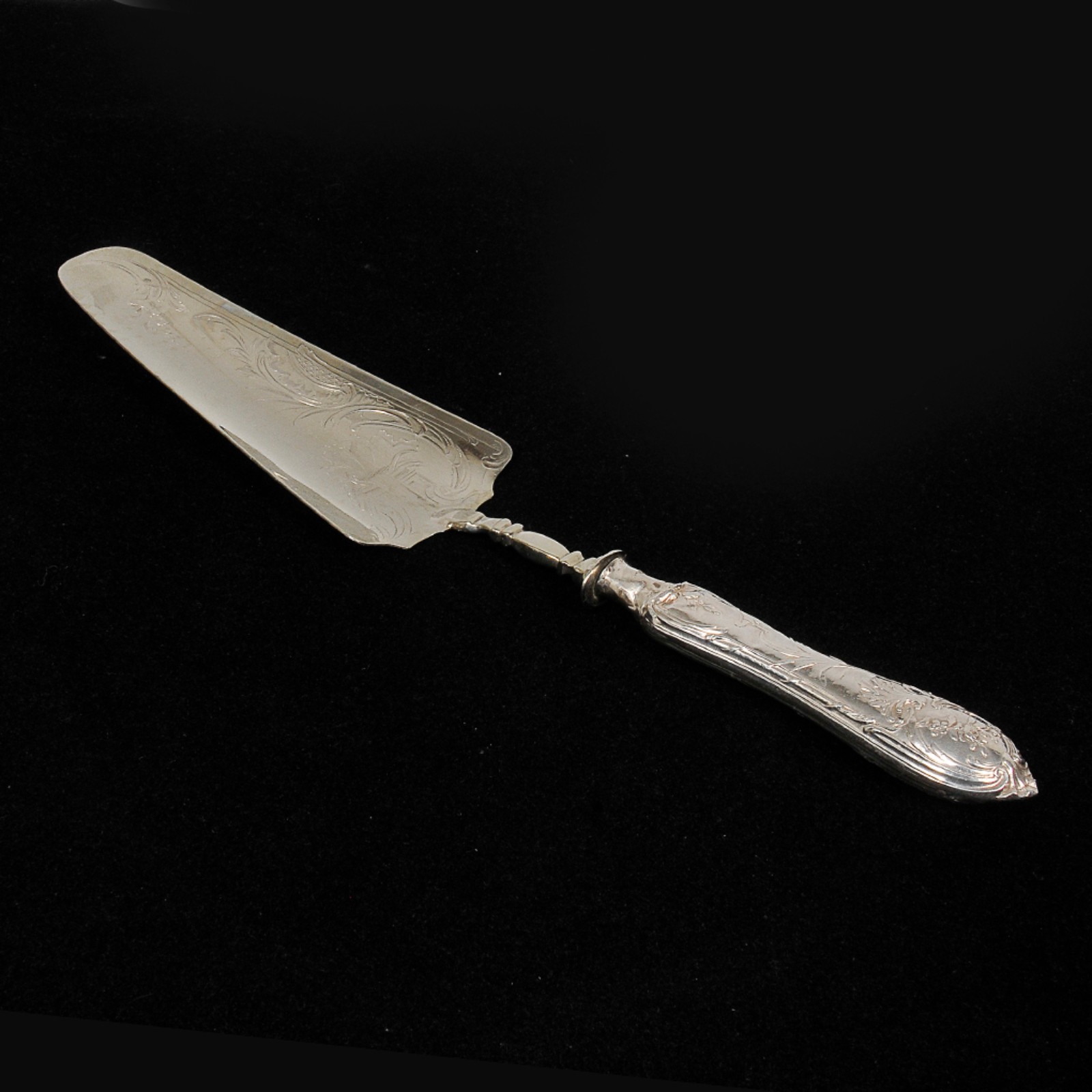 Pá para bolo em prata lavrado. Espátula em metal gravada com... - foto 1 de 2