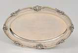 Duas travessas ovais idênticas de tamanhos dife... - Duas travessas ovais idênticas de tamanhos diferentes em meta prateado repuxada e cinzelada - Bordas recortadas por largas volutas rematadas por...
