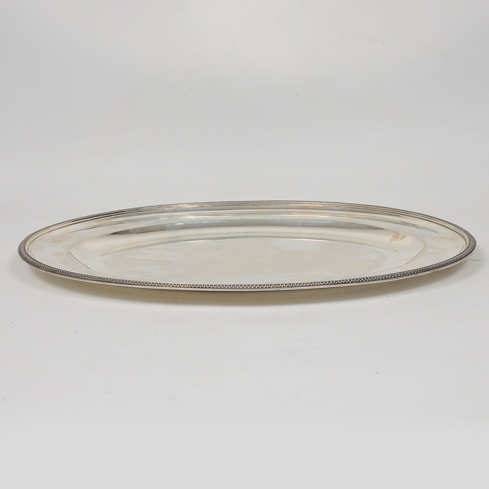 Travessa oval em prata portuguesa lisa com borda ornamentada em... - foto 2 de 4