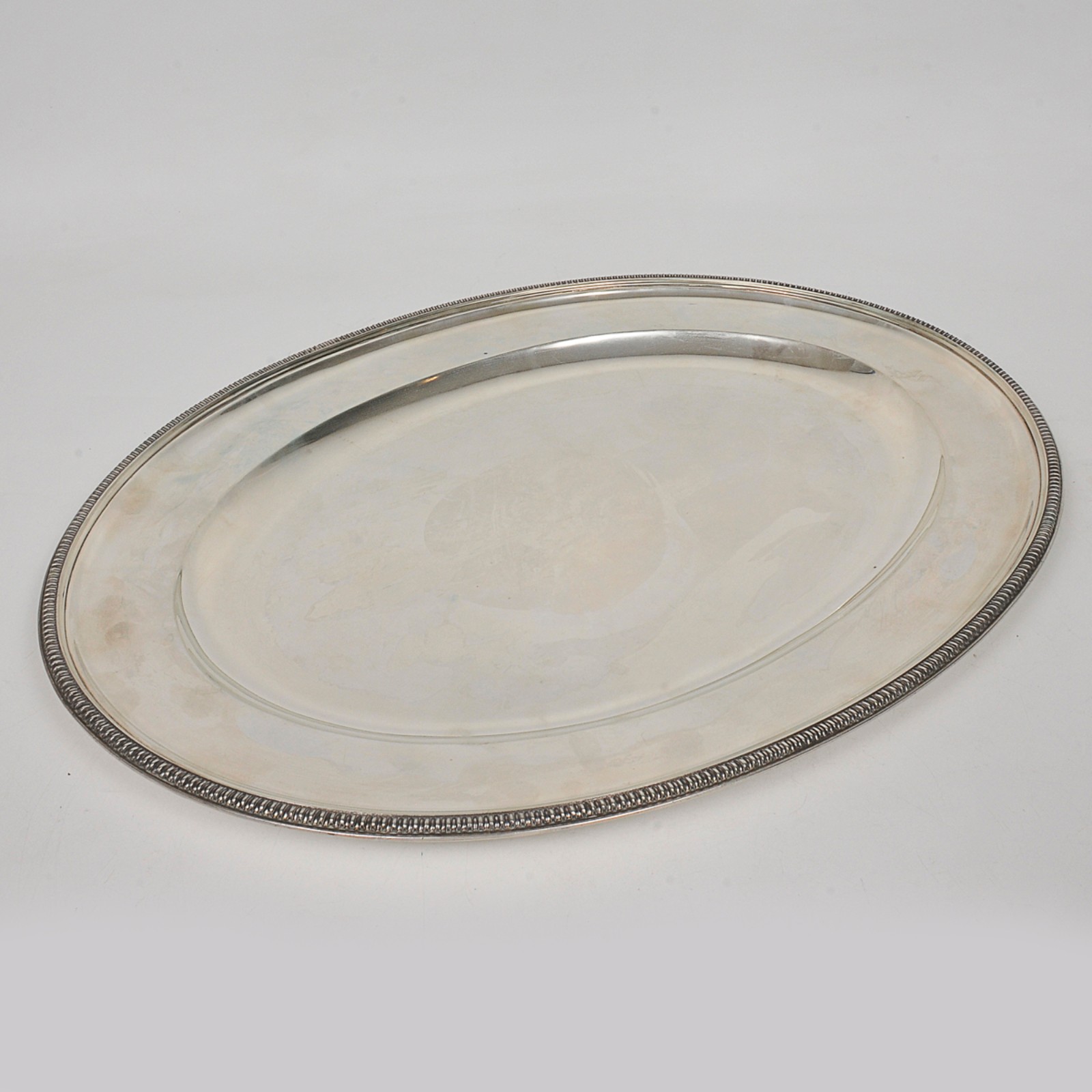 Travessa oval em prata portuguesa lisa com borda ornamentada em... - foto 1 de 4