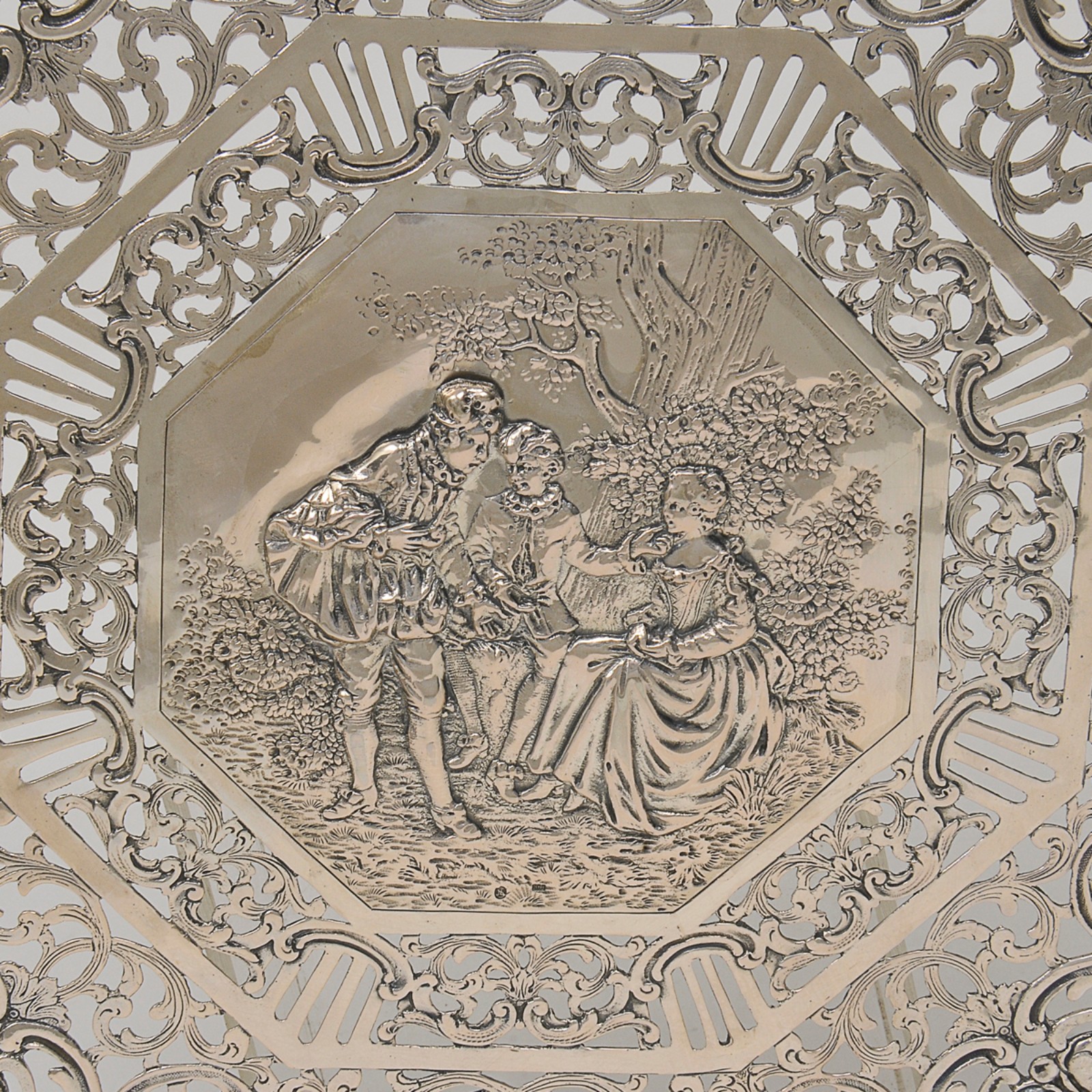Salva circular em prata profusamente ornamentada por adornos vazados... - foto 4 de 4