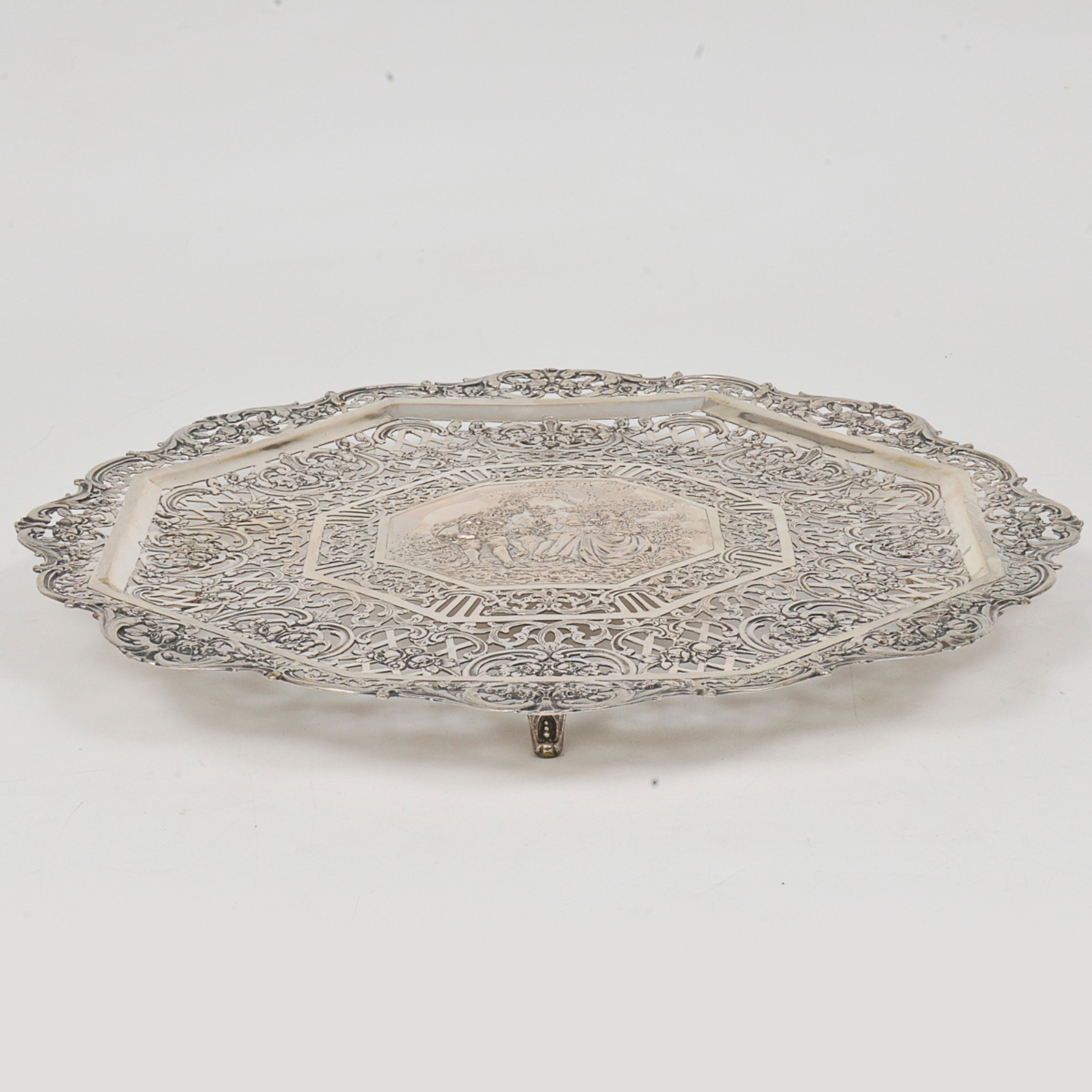 Salva circular em prata profusamente ornamentada por adornos vazados... - foto 1 de 4
