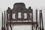 Elegante cama de casal em madeira nobre ricamen... - Elegante cama de casal em madeira nobre ricamente em relevo com cabeceira com galeria vazada e acabamentos em forma de pinha. No estado.<br><br>...