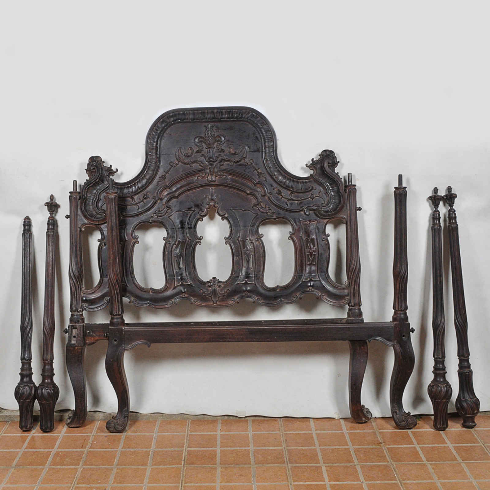 Elegante cama de casal em madeira nobre ricamente em relevo com... - foto 1 de 2