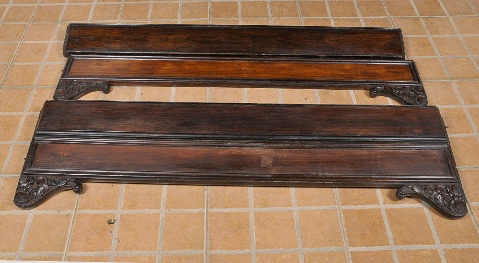 Elegante cama de casal em jacarandá com cabeceira e laterais... - foto 2 de 3