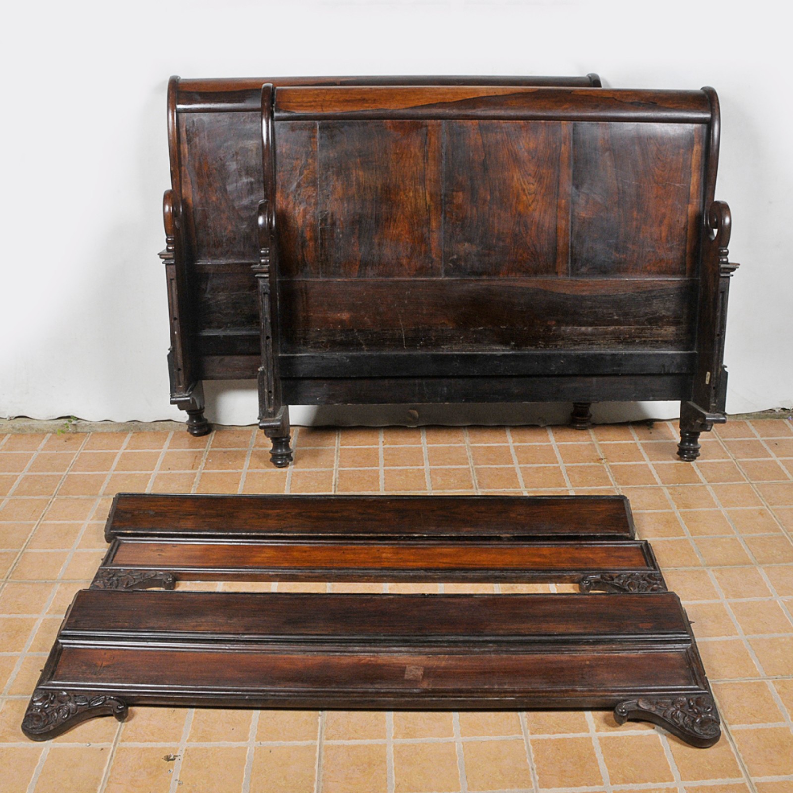 Elegante cama de casal em jacarandá com cabeceira e laterais... - foto 1 de 3