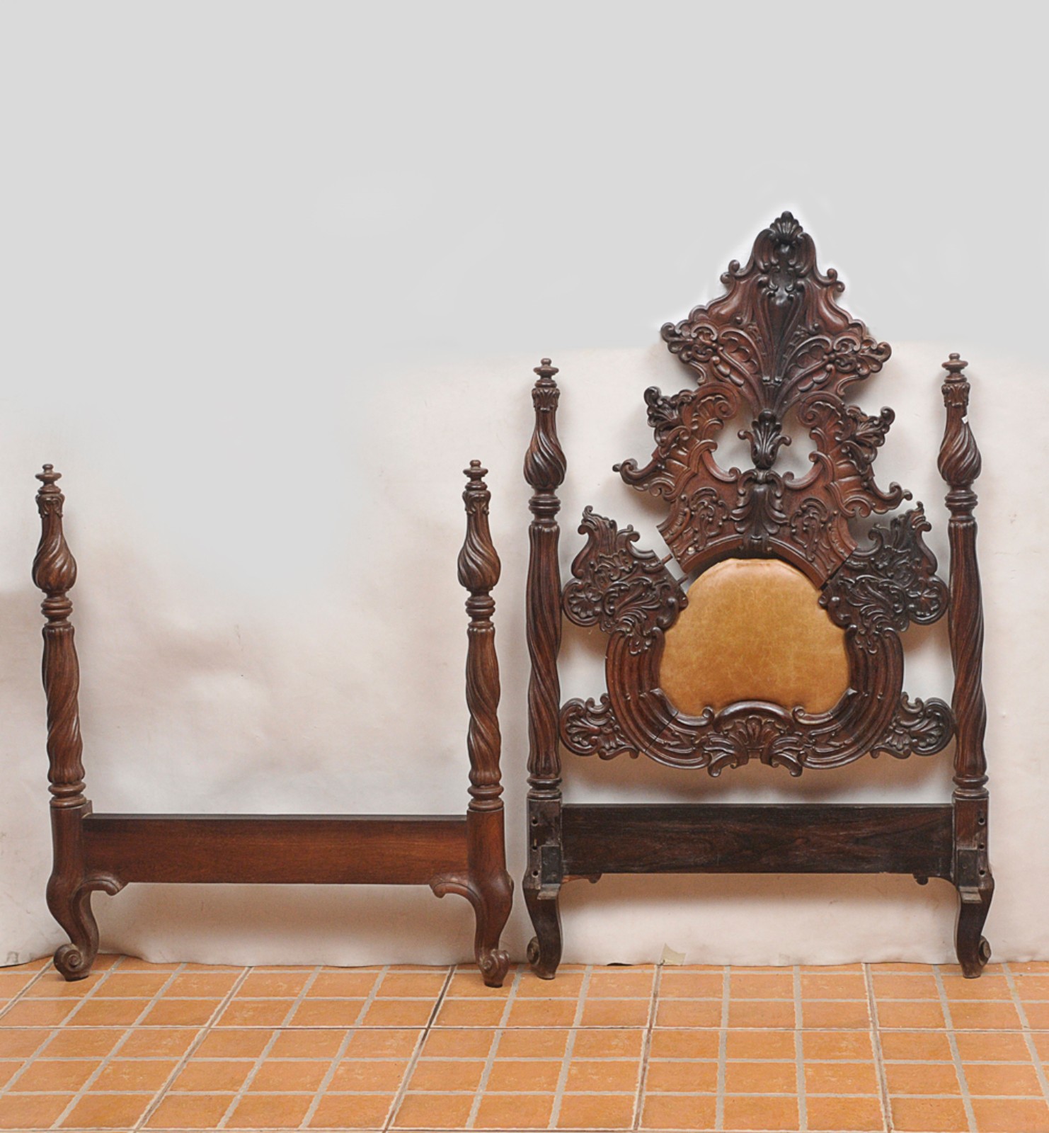 Belíssima cama de solteiro portuguesa em jacarandá ricamente... - foto 4 de 4