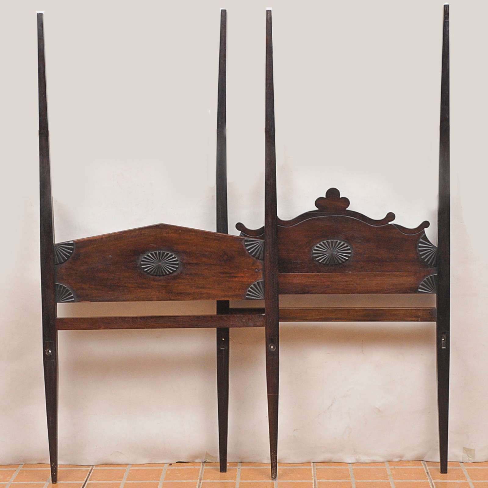Cama de solteiro dossel em madeira nobre ricamente entalhado em... - foto 2 de 3