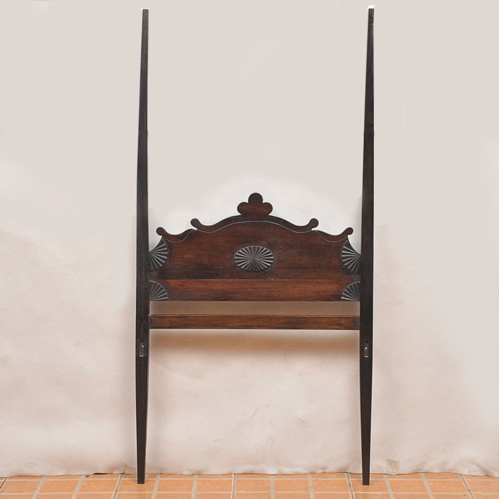 Cama de solteiro dossel em madeira nobre ricamente entalhado em... - foto 1 de 3